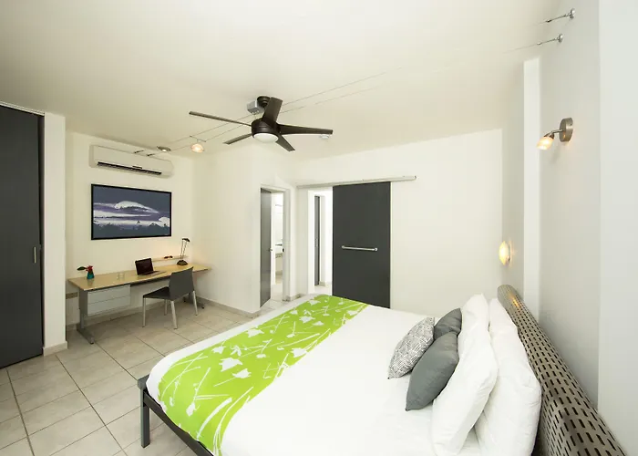 Casa Verde Hotel - Steps To The Beach, Pool, Restaurant & Bar